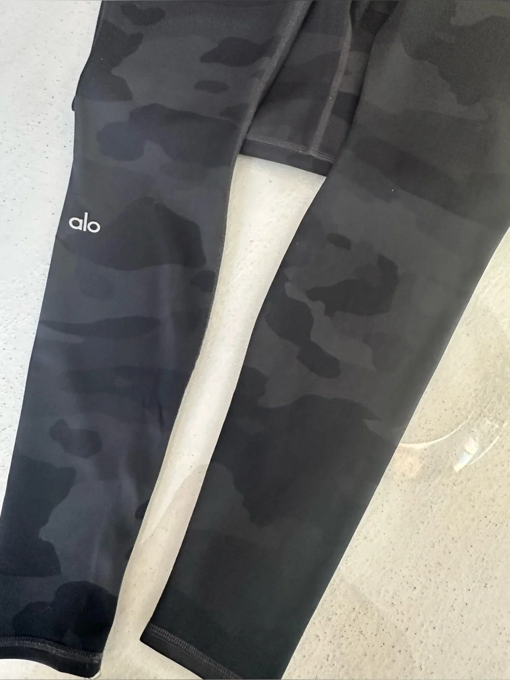 ALO Yoga High-Waist Camo Vapor Leggings — Black
